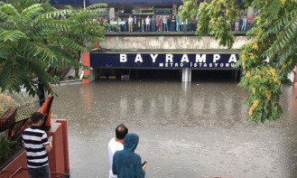 İstanbul'da metro istasyonlarını su bastı