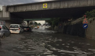 Yağmur sel oluşturdu, İstanbul trafiği felç oldu