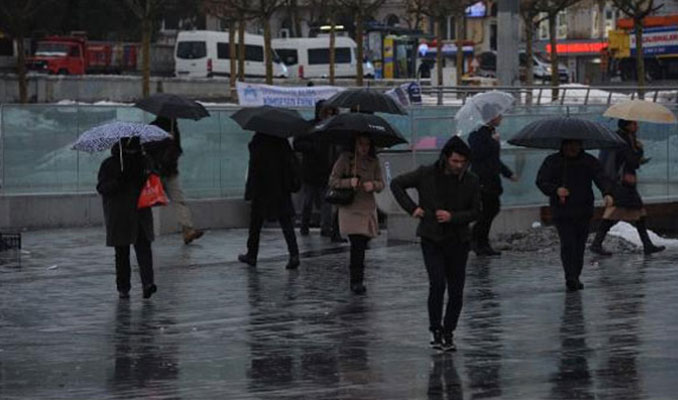 İstanbul'da kar yerini yağmura bıraktı