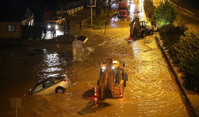 Hatay'da sağanak hayatı felç etti